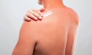 È importante consultare un professionista per determinare quale opzione sia migliore per te e seguire sempre le linee guida di sicurezza per evitare danni alla pelle