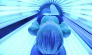 I solarium a lampade UV tradizionali sono i più comuni e consistono in una serie di lampade fluorescenti che emettono raggi UV-A e UV-B