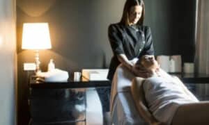 La formazione avanzata è rivolta al personale del solarium che ha già completato la formazione di base e desidera approfondire le proprie competenze