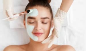 La formazione del personale del solarium dovrebbe includere una serie di contenuti chiave per garantire che abbiano le competenze necessarie